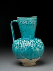 Krug mit geformter Dekoration, Iran, 12. Jahrhundert