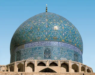 Persische Architektur (Safawiden): die Kuppel der Königlichen Moschee (oder Masjid I-Shah): Detail der Keramik vom Eingang. 1612-1630. Isfahan, Iran.