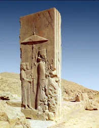 Relief in der Halle der Hundert Säulen, das König Xerxes I. (ca. 519-465 v. Chr.) zeigt, wie er die Halle verlässt, Achämenidenzeit