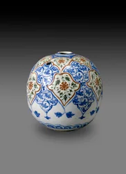 Sphärische Kahlian-Pfeifenschale, wahrscheinlich hergestellt in Kerman, Iran, spätes 17. oder frühes 18. Jahrhundert