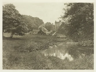 Haddon Hall und Gehöft, vom Fluss