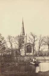 Kirche von einem Flussufer
