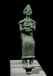Orientalische Kunst der Antike: Statuette einer sitzenden Göttin. Bronzeskulptur. Skulptur aus Phönizien, ca. 1300 v. Chr. Paris, Musée du Louvre
