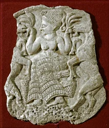 Phönizische Kunst: geschnitzter Deckel einer Elfenbeinpyxis mit Darstellung einer mykenischen Fruchtbarkeitsgöttin, die Ziegen nährt. Um 1250 v. Chr. Aus Twink El Beida. Durchmesser 13 cm. Paris, Musée du Louvre