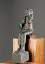Phönizische Kunst: Darstellung der Gottheit Astarte. Bronzeskulptur aus dem 7. Jahrhundert v. Chr. Aus dem Heiligtum von Carambolo in Spanien. Maße: 16 cm. Sevilla, Archäologisches Museum