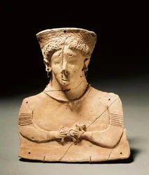Phönizische Kunst: Terrakottastatuette der Gottheit Tanit mit durchbohrten Ohren und durchbohrter Nase. 3.-2. Jahrhundert v. Chr. Madrid, Museo Arqueológico Nacional
