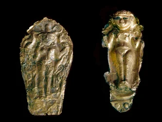Phönizische Kunst: Zwei goldene Statuetten, links die Göttin Ischtar (Inanna oder Astarte) auf einer Platte, rechts eine Fruchtbarkeitsgöttin mit erhobenen Armen von der Fundstätte Tink El Beida, Syrien. 15. Jahrhundert-12. Jahrhundert v. Chr. Paris