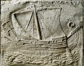 Phönizische Kunst: Basrelief eines Sarkophags mit der Darstellung eines Handelsschiffs - Aus dem alten Hafen von Sidon (Sidon) im Libanon - Paris, Musée du Louvre - Ein phönizisches Handelsschiff - Reliefdetail eines in Sidon (Libanon) gefundenen