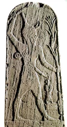 Phönizische Kunst: Kalksteinstele des Gottes Baal mit Blitz. (Kriegergott, der den König beschützt) Skulptur aus dem 19. oder 18. Jahrhundert v. Chr. Aus Ras Schamra (Ugarit oder Ougarit). Maße: 142 cm. Paris, Musée du Louvre