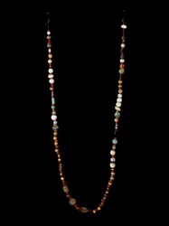 Phönizische Zivilisation: Halskette aus Gold, Silber, Karneol und Glas. Dim. 97 cm. 6. Jahrhundert v. Chr. Museum von Cartagena, Spanien
