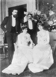 Von links nach rechts: Ernest Rouart (1874-1942) und seine Frau Julie Manet (1878-1967), Paul Valéry (1871-1945) und seine Frau Jeannie Gobillard (1877-1970), am Tag ihrer Hochzeit, Mai 1900