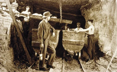 Bergleute in einer Kalimine, Elsass, um 1900 (s/w Foto)