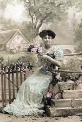 Frau mit Blumenkranz, Postkarte (um 1900)