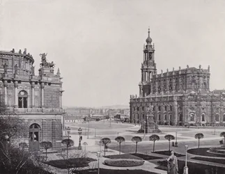 Blick vom Zwingerwall auf den Theaterplatz