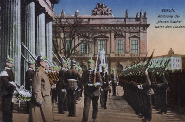 Wachwechsel an der Neuen Wache, Unter den Linden, Berlin, Deutschland