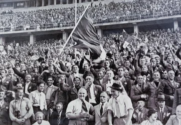 Italienische Fans unterstützen ihre Athleten im Stadion bei den Olympischen Spielen, Berlin, Deutschland