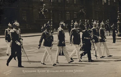 Kaiser Wilhelm II. und seine Söhne (s/w Foto)