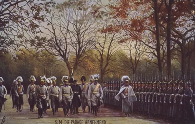 Kaiser Wilhelm II. inspiziert deutsche Soldaten auf der Parade