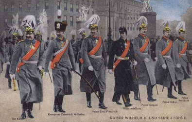 Kaiser Wilhelm II. von Deutschland und seine sechs Söhne in Militäruniform (farbiges Foto)