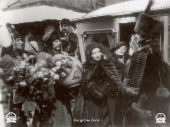 Szene aus dem Film "Die scharlachrote Kaiserin" mit Marlene Dietrich