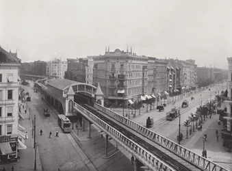 Wiener Straße mit Hochbahn-Bahnhof