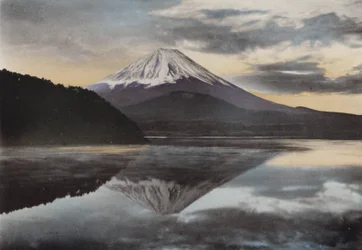 Japan, ca. 1912: Berg Fuji vom Shoji-See