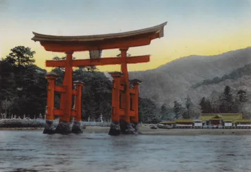 Japan, ca. 1912: Die heilige Insel Miyajima im Binnenmeer, eine der drei bekanntesten Szenen Japans; Der Tempel wurde hier im 12. Jahrhundert von Kiyomori errichtet (Foto)