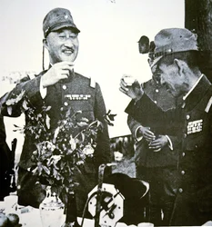 Japanische Generäle Terauchi und Hata stoßen mit Sake auf den Fall von Hsuchow, China im Mai an