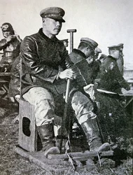 Japanische Piloten in der Grundausbildung, mit Holzjoystick, Ruderpedal und Gashebel