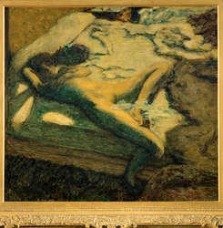 Frau schläft auf ihrem Bett oder die Träge