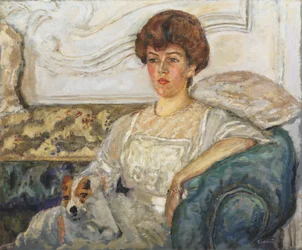Frau auf einem blauen Sofa