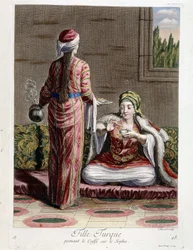 Türkisches Mädchen beim Kaffeetrinken auf dem Sofa, „Sammlung von 100 Drucken, die verschiedene Nationen der Levante in den Jahren 1707 und 1708 darstellen“, auf Anordnung von M. de Ferriol, Botschafter des Königs bei der Pforte, und 1712-13 durch die