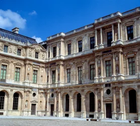 Architektur: Blick auf den quadratischen Innenhof im Louvre. Realisiert von Pierre Lescot (1515-1578)
