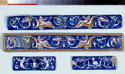 Grotesken-Spülplatten. Bemaltes Email, hergestellt in den Werkstätten von Pierre Reymond (1513-1584). Écouen, Musée national de la Renaissance