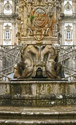 Mythische Atlanten am Sockel eines Obelisken, Lamego, Portugal. 1738