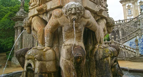 Mythische Atlanten am Sockel eines Obelisken, Lamego, Portugal. 1738 (Granit)