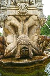 Mythische Atlanten am Sockel eines Obelisken, Lamego, Portugal. 1738