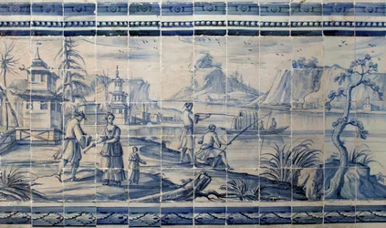 Szene am Ufer eines Sees in Asien - Azulejos, bemalte Fayence