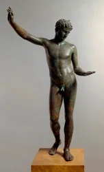 Griechische Kunst: Bronzestatue des „Jünglings von Marathon“ (Ephebe), die Hermes als jugendlichen Athleten darstellt, dem Bildhauer Praxiteles (4. Jahrhundert v. Chr.) zugeschrieben, 460 v. Chr., Maße: 130 cm - Athen, Archäologisches Nationalmuseum (Inv.