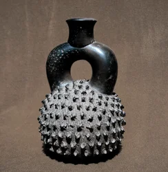 Präkolumbische Kunst, Cupisnique-Kultur: Vase in Form eines Käfers und eines Granatapfels. 300 v. Chr.-100 n. Chr. Lima, Nationalmuseum für Anthropologie und Archäologie, Peru