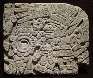 Präkolumbische Kunst, mixtekische Zivilisation: Skulptierter Brustschmuck mit der Darstellung einer reich gekleideten Figur - aus Oaxaca, Mexiko. Nationalmuseum für Anthropologie, Mexiko-Stadt, Mexiko