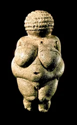 Prähistorische Kunst: Die Venus von Willendorf - Statuette aus Kalkstein darstellend eine Frau mit sehr ausgeprägten Formen, 23000 v. Chr. - Wien, Naturhistorisches Museum