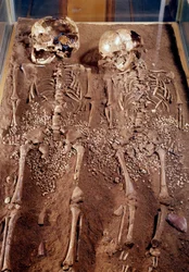 Vorgeschichte: Skelette zweier Kinder. 30000-25000 v. Chr. Aus der Grimaldi-Höhle. Saint-Germain-en-Laye, Museum für nationale Archäologie