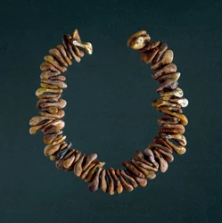 Vorgeschichte, Steinzeit: Halskette aus Knochen aus der Höhle von Polesine, Venetien. Rom, Nationalmuseum für Vorgeschichte und Ethnografie Luigi Pigorini