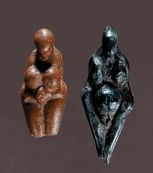 Prähistorie: „Venus von Grimaldi“ (Figuren aus gelbem und grünem Speckstein, Oberes Paläolithikum)
