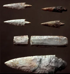 Prähistorie: Pfeilspitzen und Feuerstein aus der Nekropole von Cantalupo-Mandela, Lazio. Kupferzeit. 2200 v. Chr. Rom, Museo Nazionale Preistorico Etnografico Luigi Pigorini