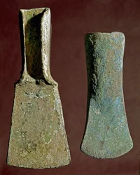 Vorgeschichte: Axt und Speerspitze aus Feuerstein. Zivilisation der Apenninen (oder italienische Bronzezeit). 1400-1300 v. Chr. Perugia, Museo Archeologico Nazionale dell