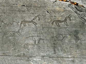 Vorgeschichte, Zivilisation der Camunni, Felskunst: ein Grabfelsen mit einer Jagdszene, ein Jäger schwingt einen Speer. Zeitraum zwischen dem Neolithikum und der Bronzezeit. Capo di Ponte, Parco nazionale delle incisioni rupestri di Naquane, Valcamonica, V