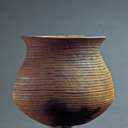 Prähistorie, Kultur von Remedello: Glockenförmige Vase aus der Höhle Santa Cristina, Kupferzeit