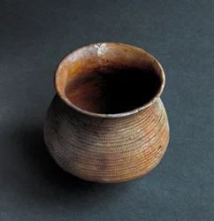 Vorgeschichte, Kultur von Remedello: Glockenförmige Vase aus der Höhle Santa Cristina, Fiesse bei Brescia. Kupferzeit. Eneolithikum. 2200 v. Chr. Rom, Museo Nazionale Preistorico Etnografico Luigi Pigorini